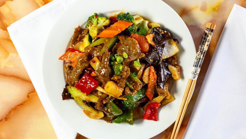 82. Beef with Garlic Sauce · Tasty marinated beef with assorted vegetables. Broccoli, carrot, waterchestnut, babycorn, bamboo shoots, bell peppers, mushroom, snow peas and staw mushroom, stir fried in tasty garlic sauce. Spicy. 