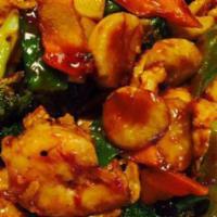 S3. Hunan Triple Crown · Jumbo shrimp , scallops, crab meat. Served with mixed veg in hot hunan sauce.
