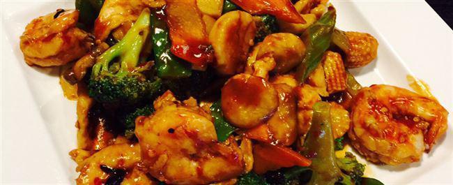 S3. Hunan Triple Crown · Jumbo shrimp , scallops, crab meat. Served with mixed veg in hot hunan sauce.
