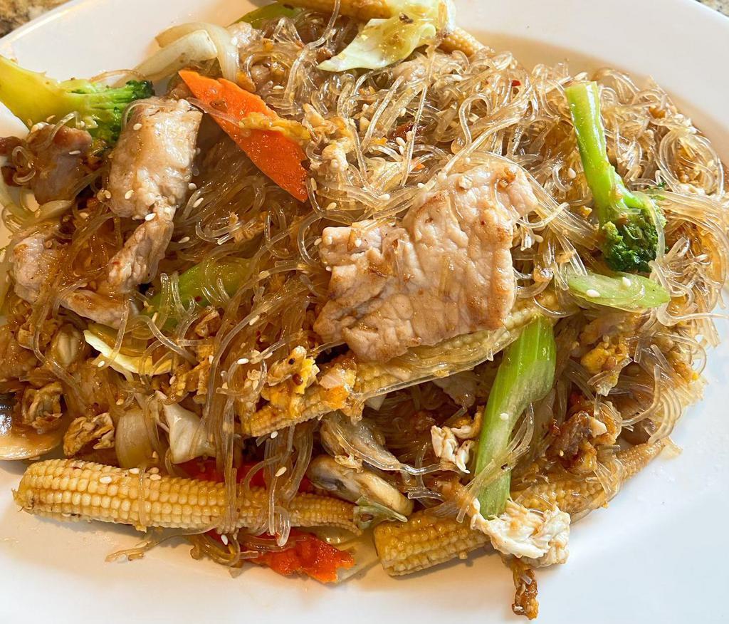 T2. Pad Woonsen · Broccoli, onion, mushroom, carrot, cabbage, baby corn and celery.