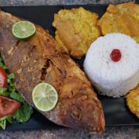 Pescado Frito Entero con Tostones y Arroz · Whole fried fish with rice and fried green plantains.