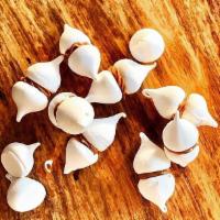 12 mini meringues  · Filled with dulce de leche