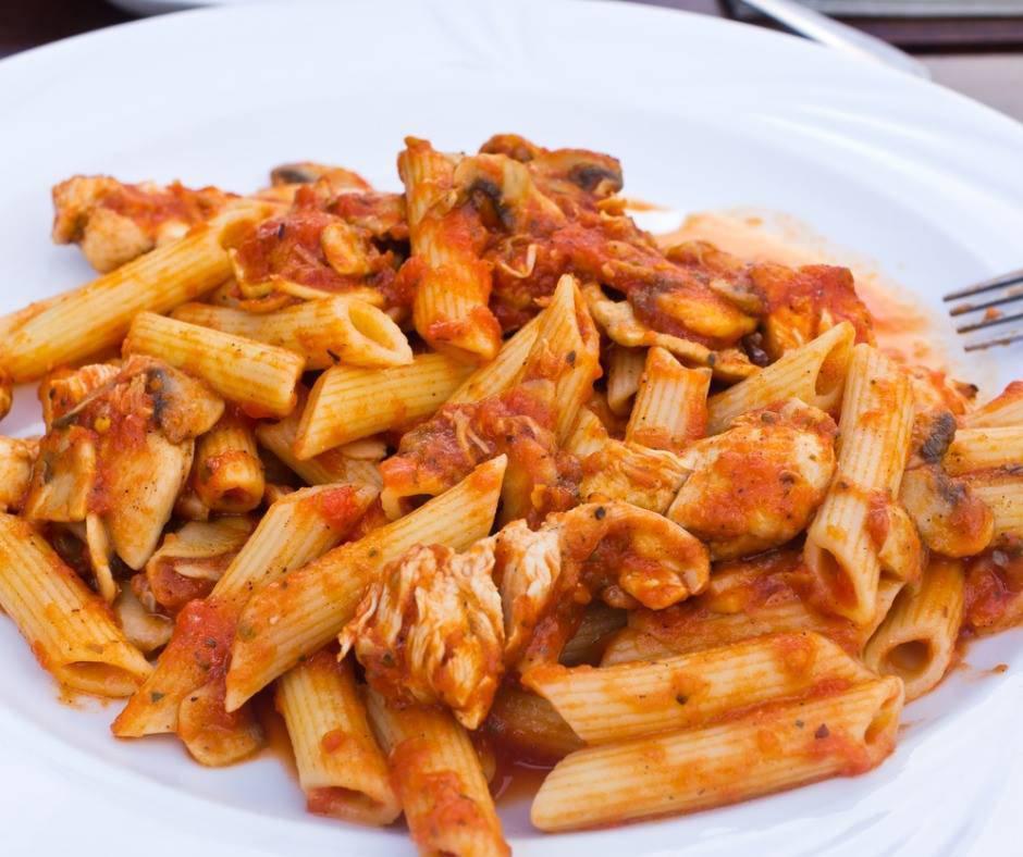 Spaghetti e Pollo Cacciatore · Sliced chicken breast, onions, mushrooms, tomatoes, white wine, peppers and light tomato sauce.