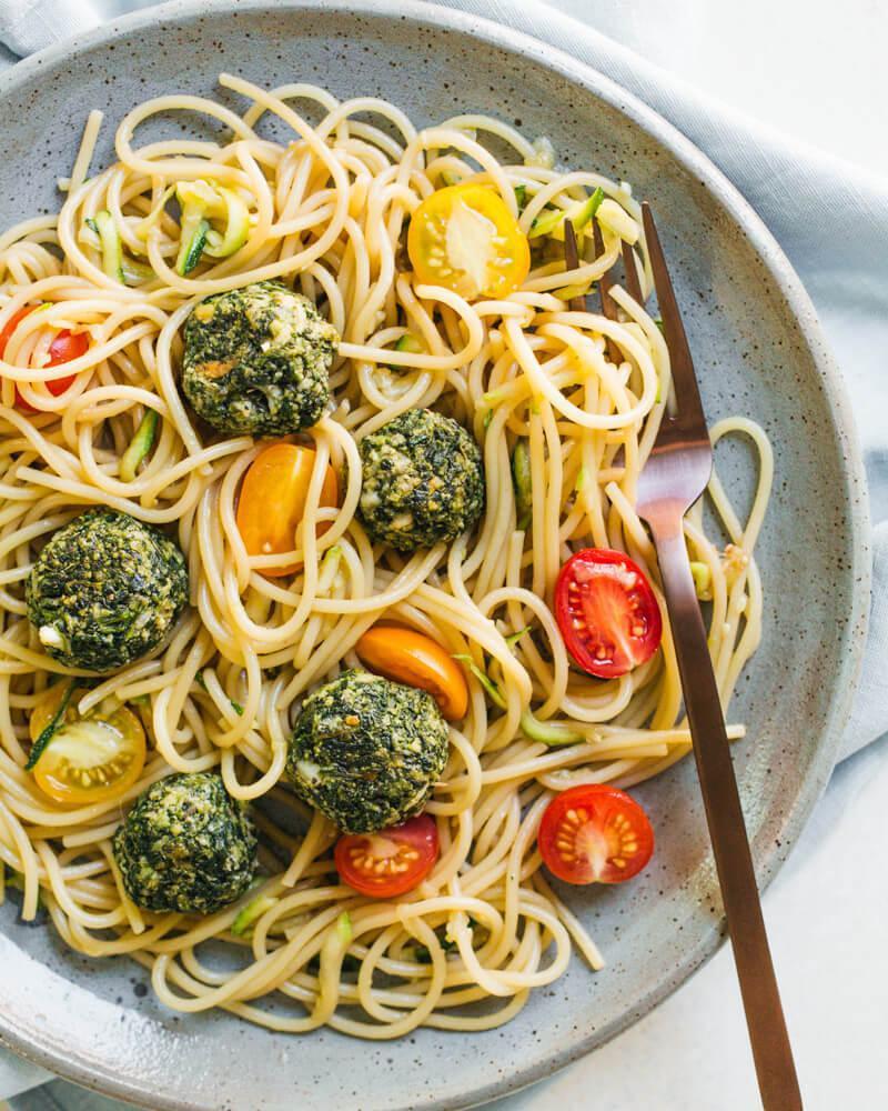 Spaghetti di Grano Duro con i Vegetali · Whole wheat pasta, vegetables and garlic.