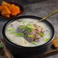 D17. Seolleong Tang  ·  Beef bone broth with sliced beef and noodles.