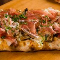Speck e funghi · Pizza bianca with fresh mozzarella, speck and roasted mushrooms.