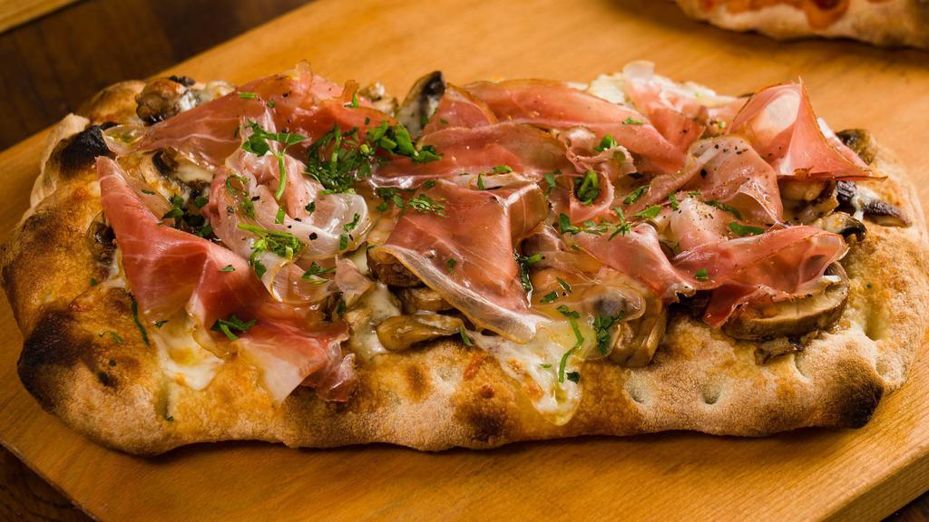 Speck e funghi · Pizza bianca with fresh mozzarella, speck and roasted mushrooms.