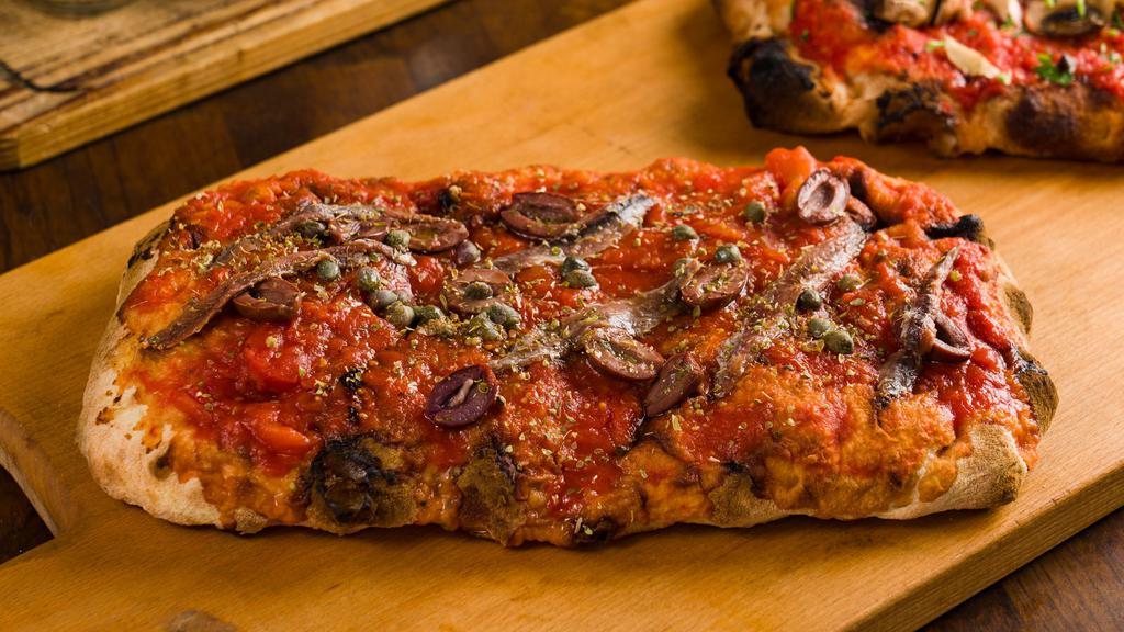 Romana · Pizza rossa with anchovies, capers and black olives