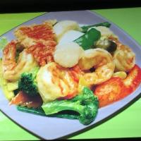 S8. Seafood Combination · Shrimp, lobster, scallop, and crab meat with Chinese vegetables.