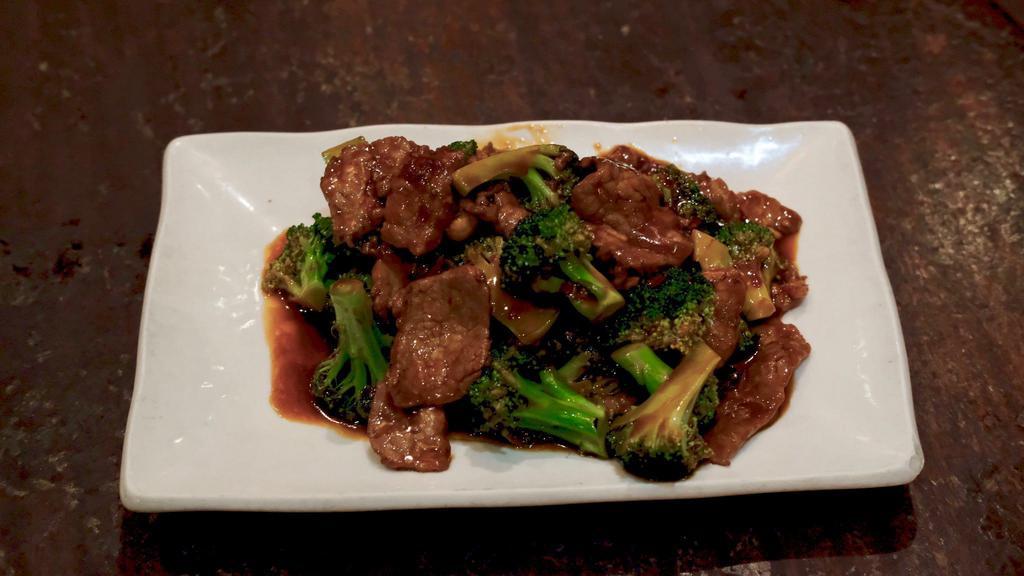 302. Beef with Mixed Vegetables (Or Choose 1 Vegetable) Dinner · Choice of Mixed Vegetables or Choose 1 Vegetable: (Broccoli, String Beans, Snowpeas, Eggplant)