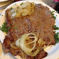 Bistec de Palomilla · Sauteed steak with onions and peppers.