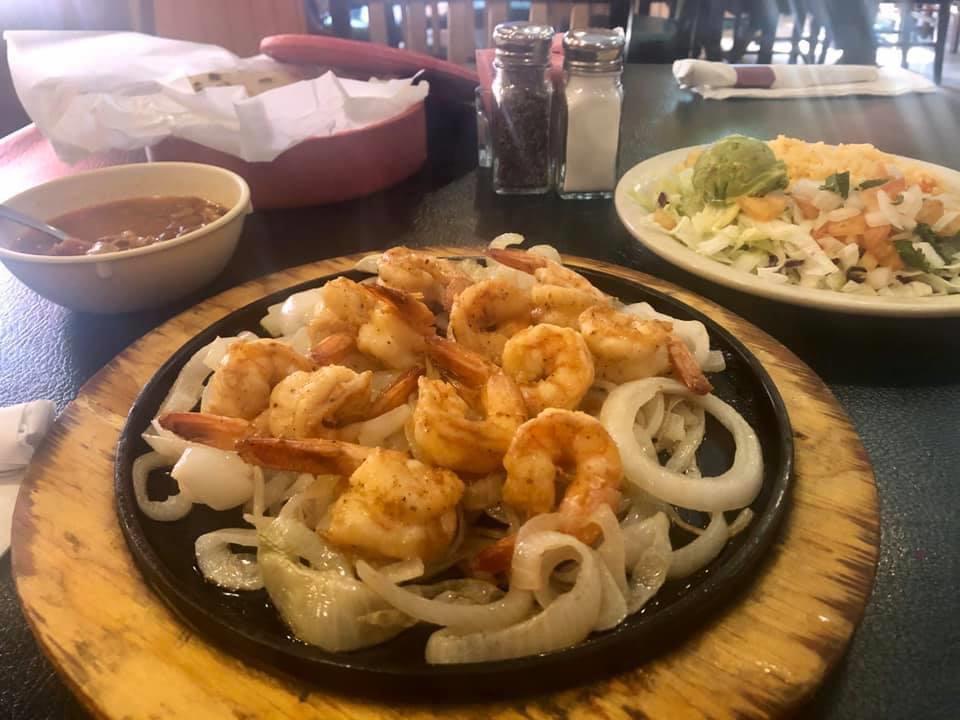 Cameron a la Plancha · Jumbo Gulf shrimp sauteed in garlic butter served on a sizzling platter. It is served with guacamole, pico de gallo and beans a la charra.