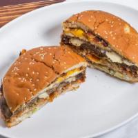 Primo's Burger Clasica · Primo's classic burger. Carne de res, lechuga, tomate, maiz, papas, mayonesa, ketchup, salsa...