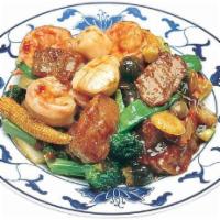 Happy Family · Served with chicken, shrimp, scallops, beef, roast pork and vegetables.
