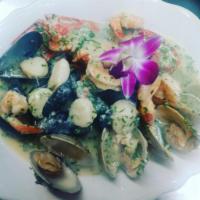 Mariscada en Salsa Verde · Lobster and seafood green parsley sauce.