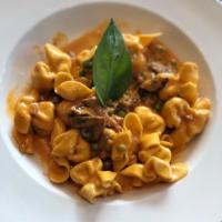 Sacchettoni Boscaiola · Purse shaped pasta stuffed with four cheeses, mushrooms, peas, pancetta, vodka sauce