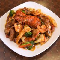 S5. Happy Family · Chicken, roast pork, beef, shrimp and lobster with mixed vegetables cooked in brown sauce.