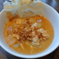 Mussamun Curry · Sweet curry paste with potato, peanut, onion and fried shallot in coconut milk. Mild.