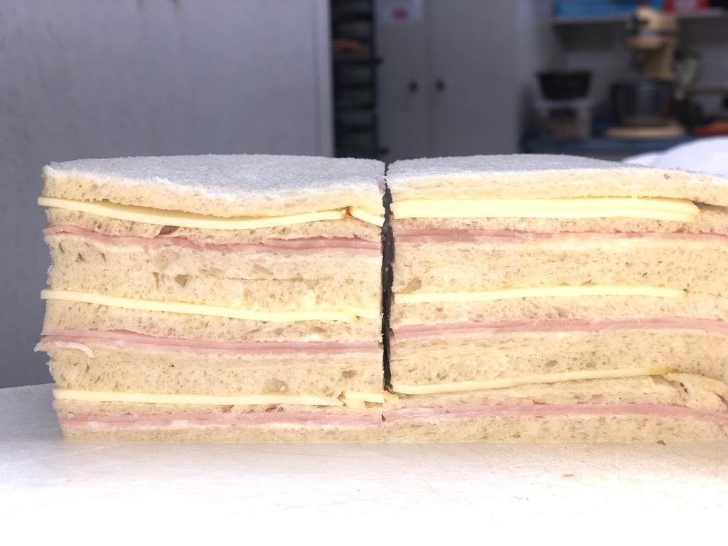Ham and Cheese Sandwich de Miga · 