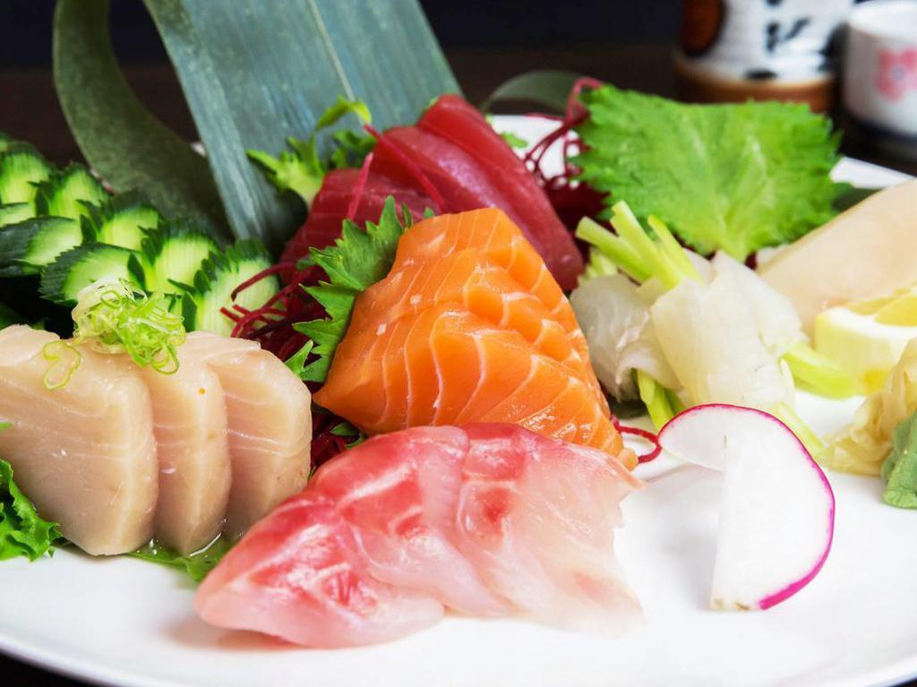 Sashimi Regular · 15 pieces sashimi and rice.