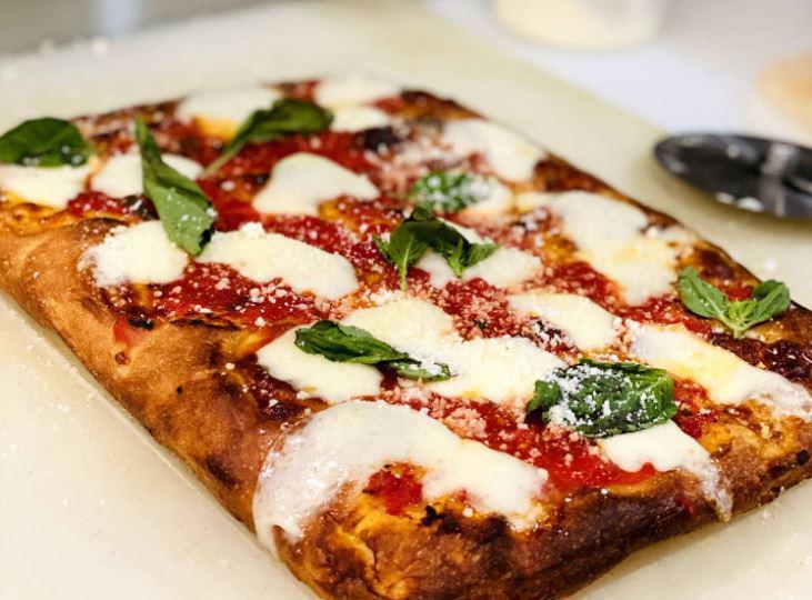 Plain Pizza · Marinara sauce, mozzarella, basil.
