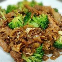 48. Pad See-iew · Stir fried wide rice noodles with broccoli, bean sprouts, egg and sweet soy sauce.