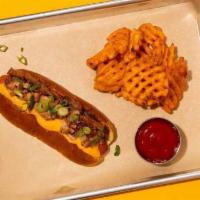 Papi Caliente · Premium Wagyu beef dog topped with smoked brisket, spicy queso cheese, bacon, scallions.