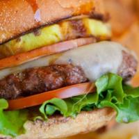 Hamburger combo  · Hamburger, fries and drink 
Serve with mayo ,onion ,tomato, chipotle sauce, avocado ,lettuce...