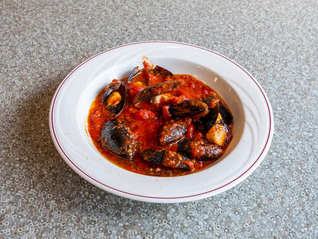 Mussels marinara · Mussels with garlic in marinara sauce 