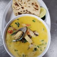 Sopa Marinera · Seafood soup.