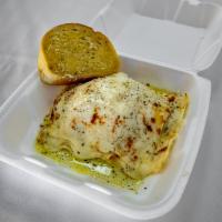 Chicken Lasagna + Garlic Bread · Delicious lasagna with alfredo's sauce, chicken, basil pesto and a lot of mozzarella