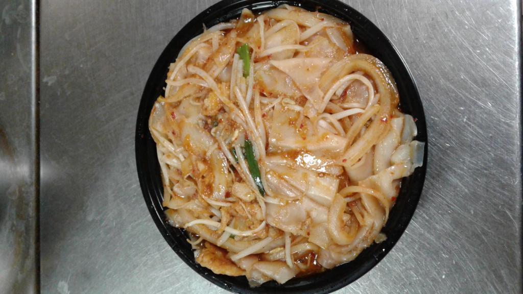 Thai Drunken Noodle  · Wider rice noodle with choice of white meat chicken, roast pork or  vegetable or beef or shrimp 