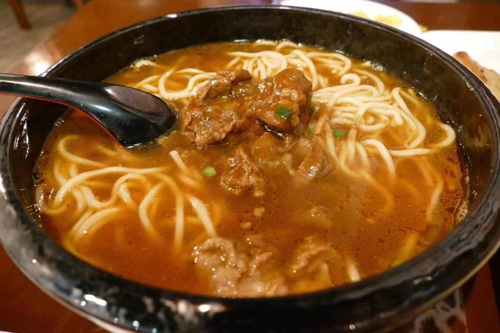 E26.hongkong style beef noodle soup 牛肉拉面 · Savory light broth with noodles.
