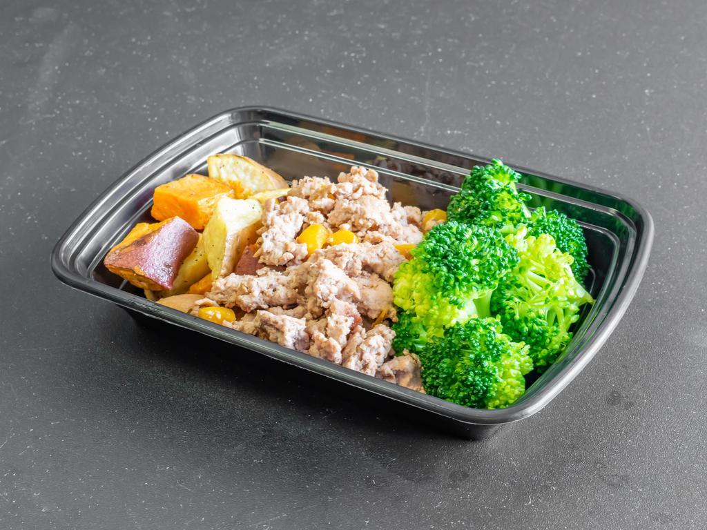 Basic Ground Turkey Meal · Cooked to perfection with your choice of 1/2 cup carb and 1 cup of veggies. Ground turkey, olive oil, black pepper, bell peppers, pink salt. Brown rice, jasmine rice, red potato, sweet potato, broccoli, green bean, asparagus, brussel sprouts, zucchini, and squash. 