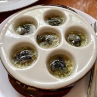 Les Escargots au Beurre Persillé Dinner · 6 snails with garlic butter.