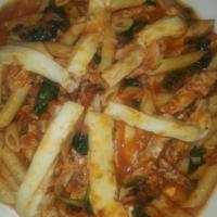 5. Pollo al Patio · Pollo asado con espinacas, queso mozzarella y penne pasta. Grilled chicken with spinach, moz...