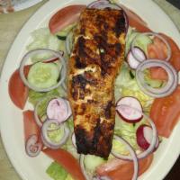 4. Ensalada con Salmon Asado · Salad with grilled salmon.