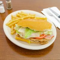 6. Chicken Clubs Sandwich · Mayonesa, tocino, lechuga, tomate, cebolla y papas fritas. Comes with mayo, bacon, lettuce, ...