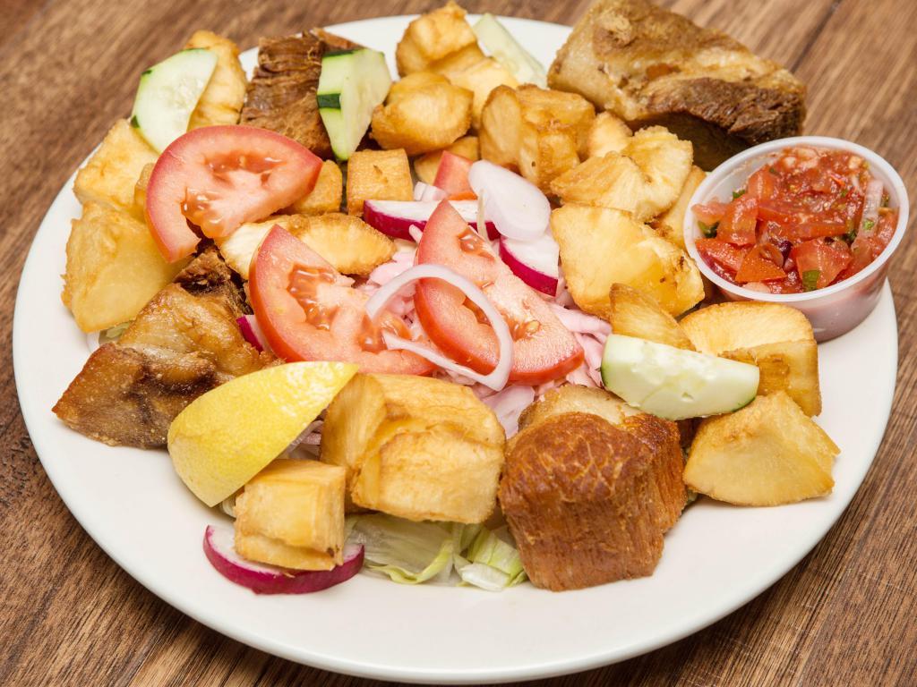 Yuca frita o hervida con Chichicarron · Fried or boiled cassava served with fried chunk pork meat.
