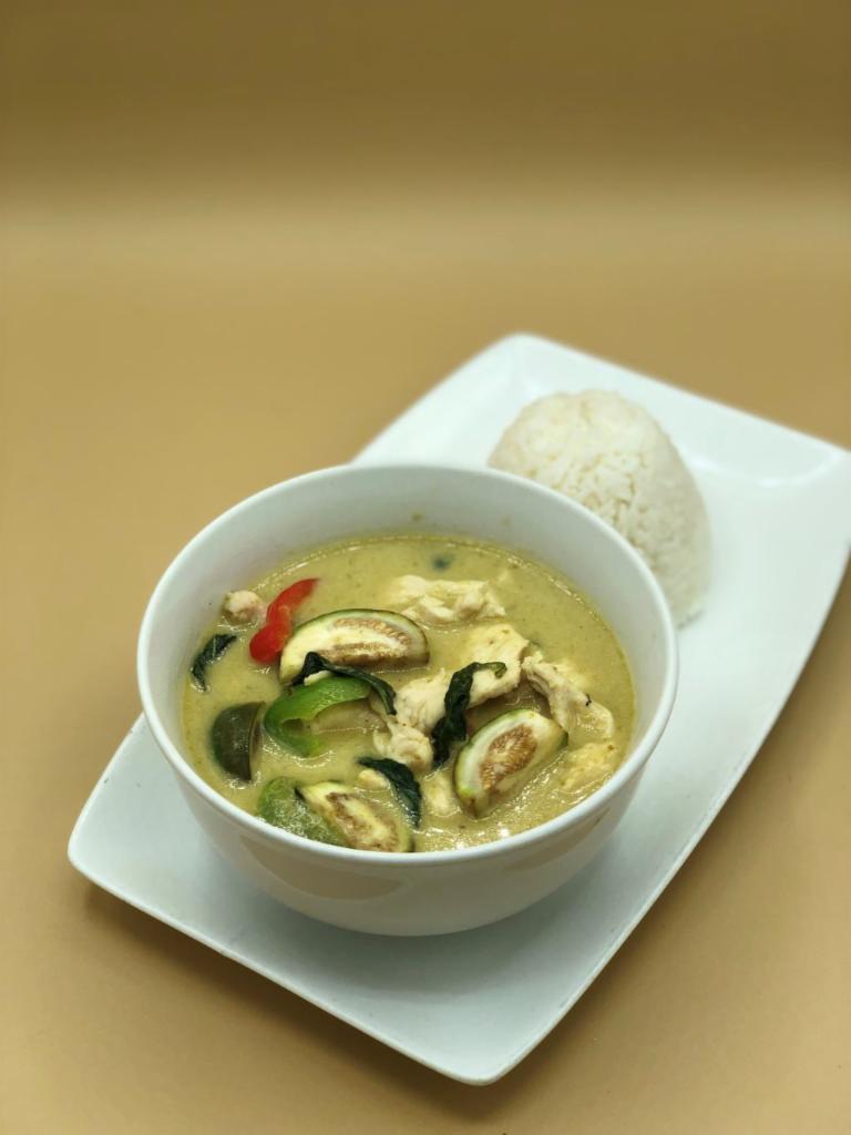 Gang Kiao Wan  · Green curry w/ Thai eggplant, bell pepper, basil, kaffir lime leaf, coconut milk, and choice of meat served w/ rice or kanom jeen (rice vermicelli)