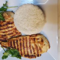 Pelluga ala plancha / grilled chicken breast · -Rice/arroz
-Beans/habichuelas