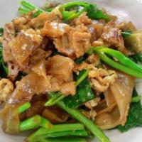 Pad Se-ew Black Noodle  · Stir fried flat noodle with sweet soy sauce, egg and Chinese broccoli.
