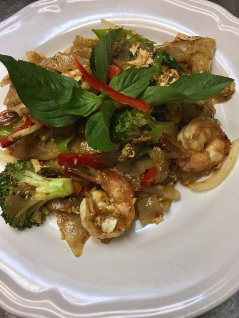 Drunken noodle  · Broad noodle stir-fried in Thai chili paste soy sauce with onion, bell pepper, basil leaves and egg.