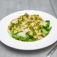 Caesar Salad with Chimichurri Chicken · Ensalada cesar con pollo al chimichurri.
