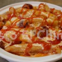 Salchipapa · Papas fritas, carne molida, salchichas fritas ketchup, mayonnaise and queso rayado.