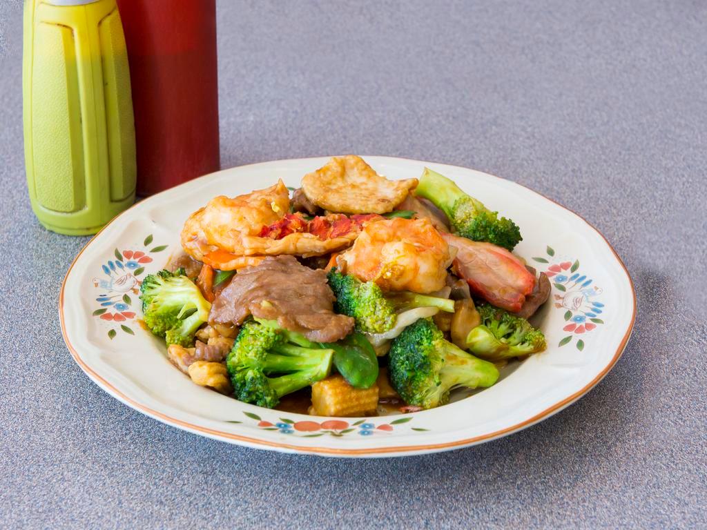 Happy Family  · Jumbo shrimp, chicken, beef and lobster with mixed vegetables in special sauce. Add protein for an additional charge.