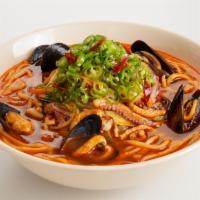 Gochoo Jjamppong · Spicy. Spicy noodle soup with pork, squid, mussels and vegetables with chili pepper.
