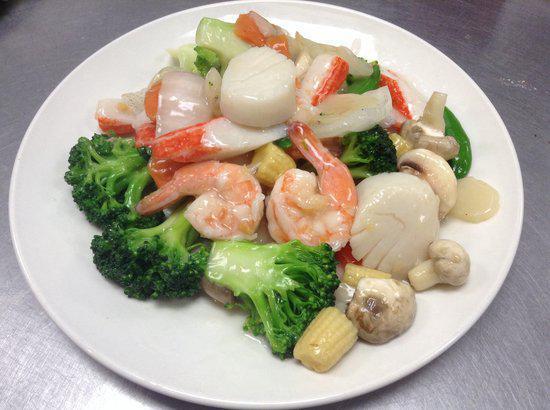 S2. Seafood Delight · Jumbo shrimp, sea scallop, lobster, crabmeat and squid cooked with lucky assorted vegetables in white sauce.
