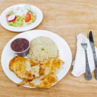 Pechuga de Pollo Asada · Pechuga de pollo asada con arroz, frijoles y ensalada grilled chicken breast with rice, bean...