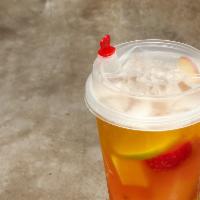 Super Mixed Fruit Tea超级鲜果杯 · Made with fresh watermelon, orange, strawberry, apple and lime.
采用新鲜的西瓜，橙，草莓，苹果和青柠檬。